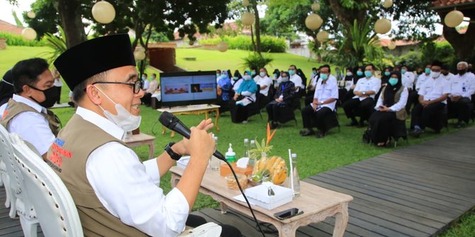 https://cdns.klimg.com/merdeka.com/i/w/news/2020/05/27/1181189/670x335/sambut-new-normal-bupati-banyuwangi-minta-masukan-tenaga-kesehatan.jpg