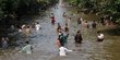 Dilanda Suhu Ekstrem, Warga Pakistan Ramai-Ramai Berendam di Sungai