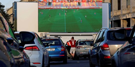 Cara Baru Nonton Pertandingan Sepak Bola di Masa Pandemi Corona