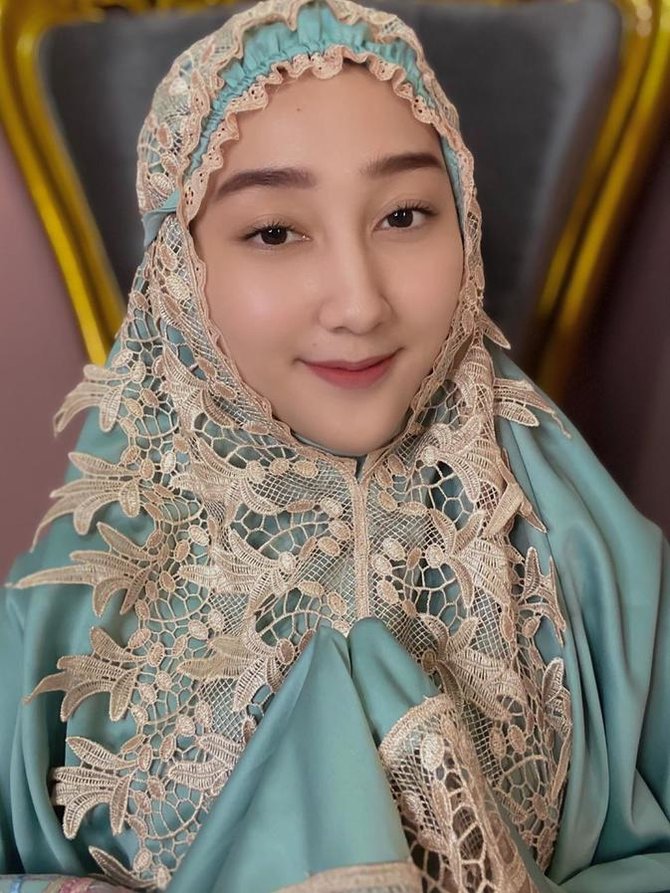 7 pesona sandrina imb dalam balutan hijab curi perhatian