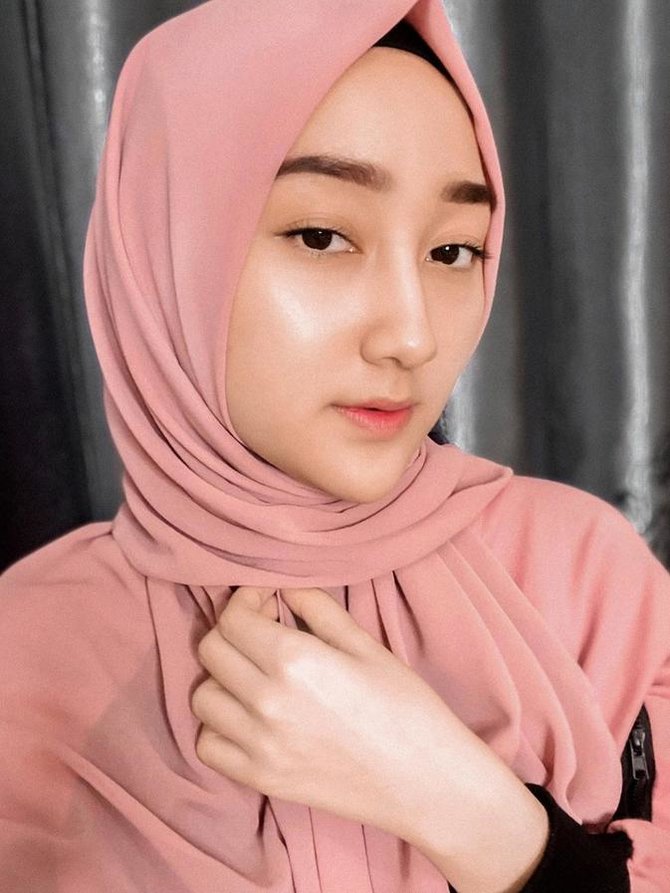 7 pesona sandrina imb dalam balutan hijab curi perhatian