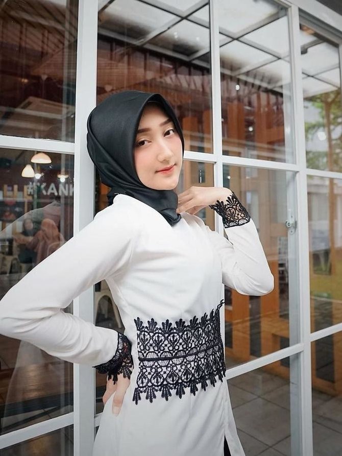 7 pesona sandrina imb dalam balutan hijab curi perhatian