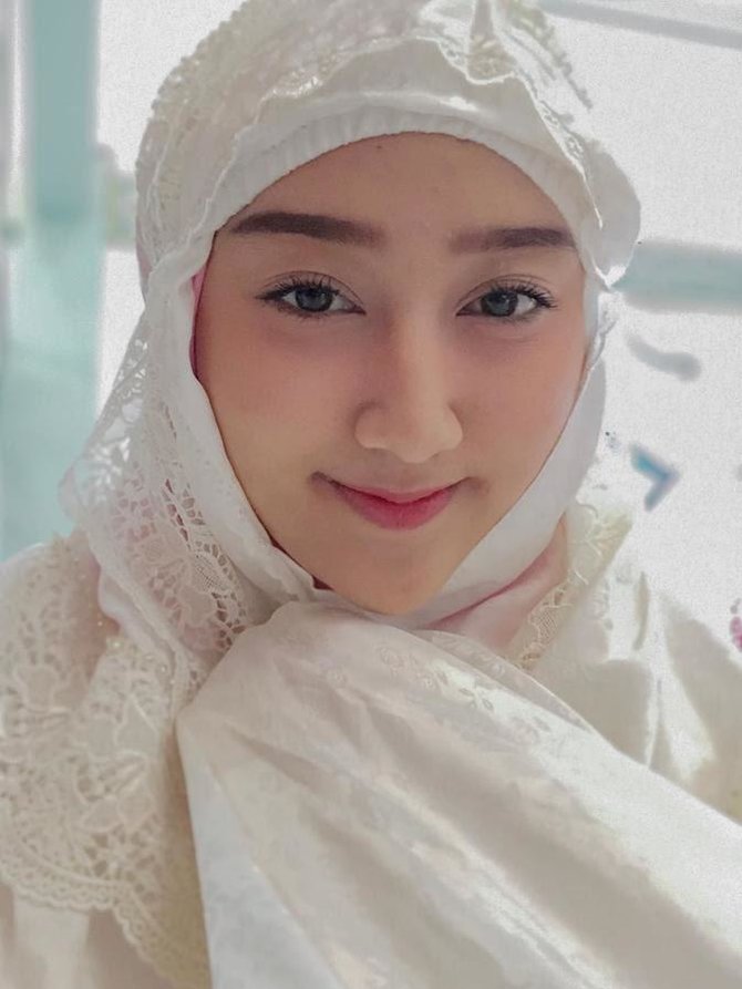 7 pesona sandrina imb dalam balutan hijab curi perhatian