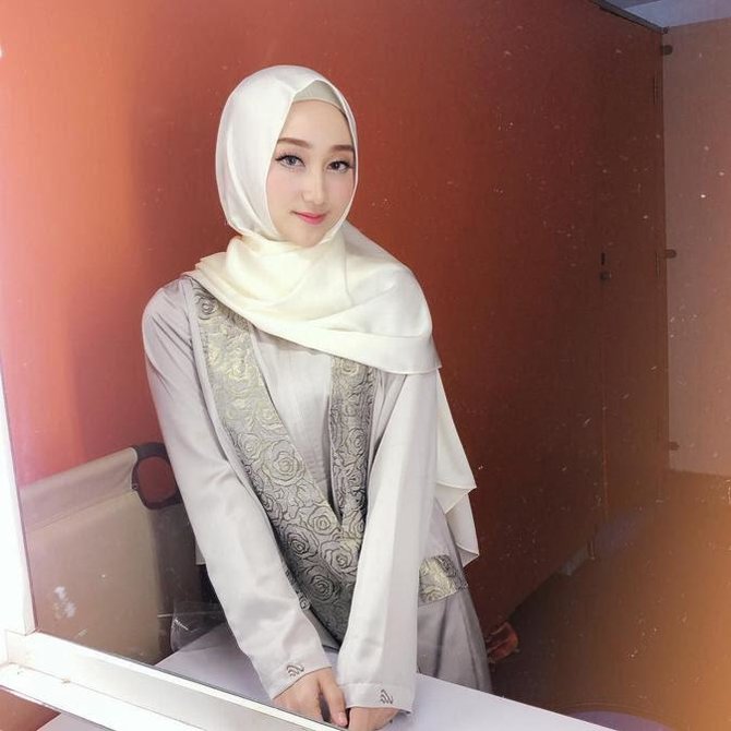 7 pesona sandrina imb dalam balutan hijab curi perhatian