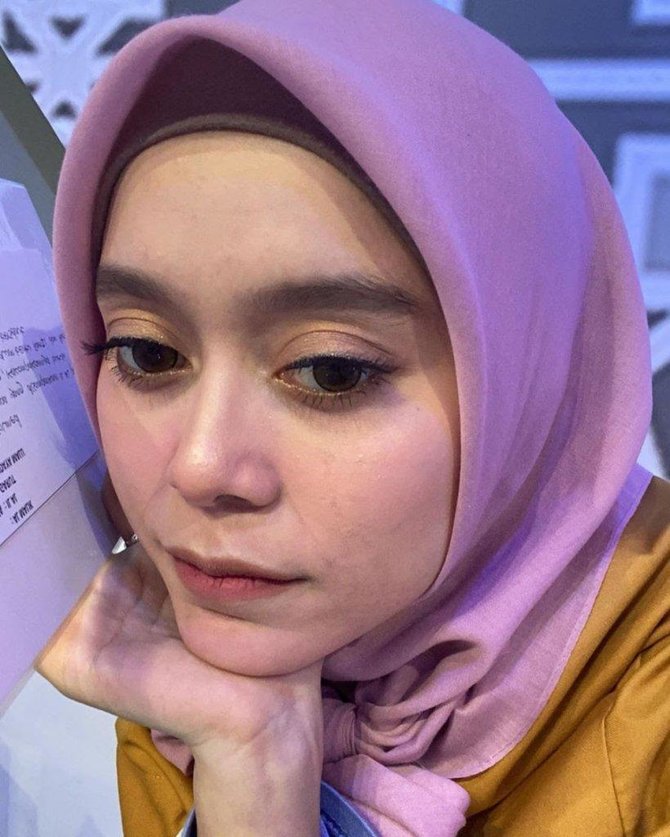 7 potret lesty kejora dengan makeup tebal curi perhatian