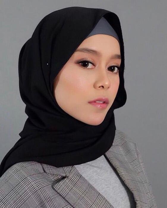 7 potret lesty kejora dengan makeup tebal curi perhatian