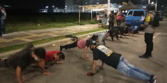 100 Warga Semarang Diganjar Push Up karena Tak Pakai Masker dan Berkerumun