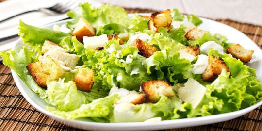 Resep Caesar Salad Segar dan Renyah