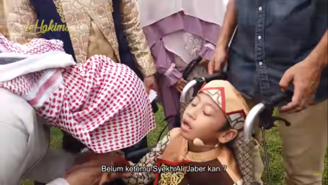 syekh ali jaber cium kaki bocah penghafal alquran