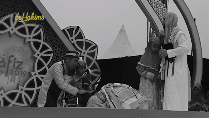 syekh ali jaber cium kaki bocah penghafal alquran