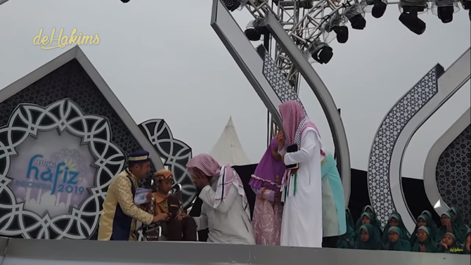 syekh ali jaber cium kaki bocah penghafal alquran