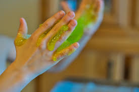 4 cara membuat slime dengan 2 bahan mudah dipraktikkan bersama anak di rumah