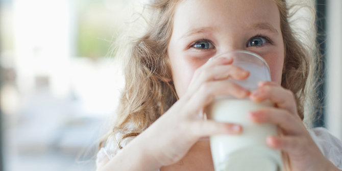 ilustrasi anak minum susu