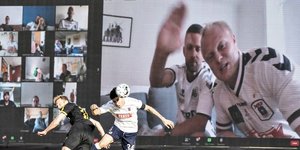 Uniknya Suporter Virtual Hadiri Pertandingan Sepak Bola di Denmark