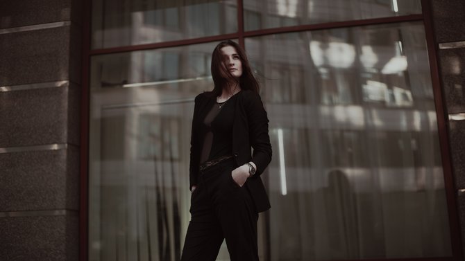 ilustrasi wanita berbaju hitam