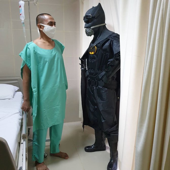 dokter pakai kostum superhero jadi apd