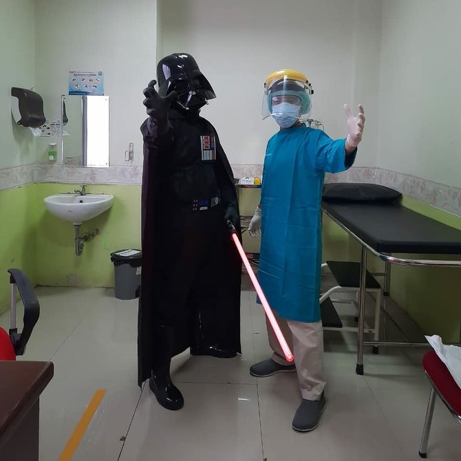 dokter pakai kostum superhero jadi apd