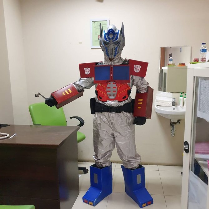 dokter pakai kostum superhero jadi apd
