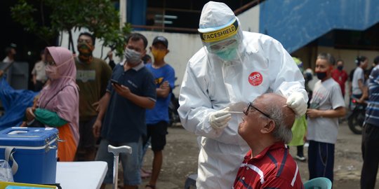 Petugas Gelar Swab Tes di Pasar Perumnas Klender