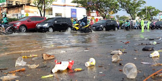 Saluran Air Tersumbat, Sebagian Ruas Jalan Margonda Tergenang