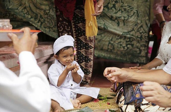 7 potret perayaan ulang tahun otonan adat bali anak happy salma sakral dan hangat