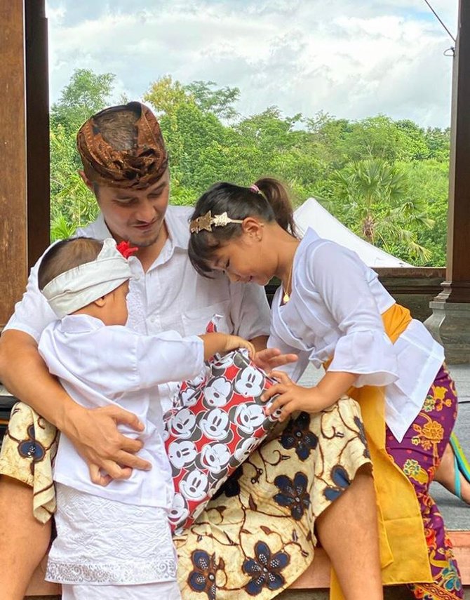 7 potret perayaan ulang tahun otonan adat bali anak happy salma sakral dan hangat