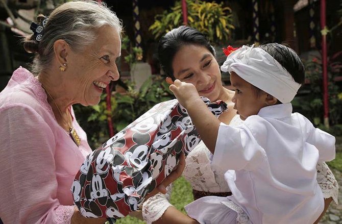 7 potret perayaan ulang tahun otonan adat bali anak happy salma sakral dan hangat