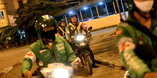 Semangat Driver Ojol Vietnam Selamatkan Korban Kecelakaan