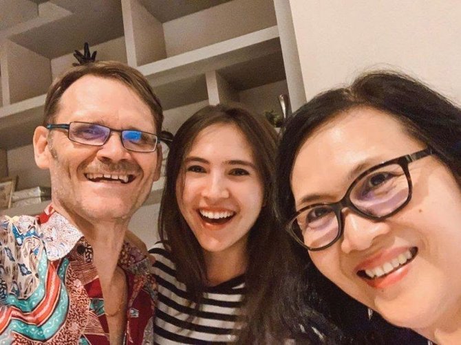 jarang tersorot ini 7 potret kebersamaan olivia jensen dan orang tua