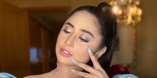 Sudah Anggap Karyawannya Seperti Keluarga, Dewi Perssik Beri Kalung Emas