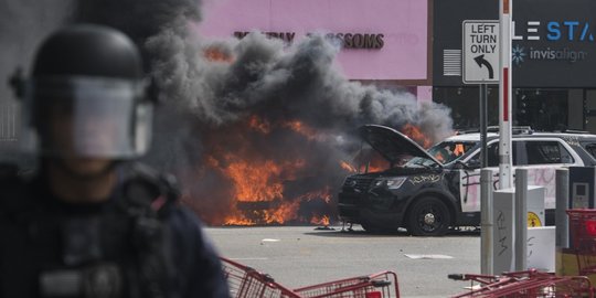 Massa Rusak dan Bakar Mobil Polisi Saat Protes Kematian George Floyd