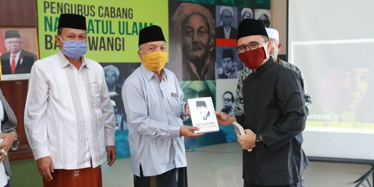 Sambut 'Bulan Sukarno', Bupati Anas Bagi Paket Buku Bung Karno ke Pesantren