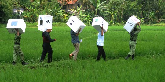 Di Balik Langkah Mundur Para Petahana