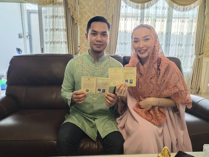 zaskia gotik dan sirajuddin pamer buku nikah