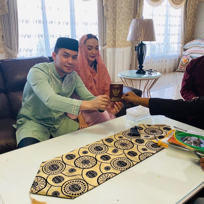zaskia gotik dan sirajuddin pamer buku nikah