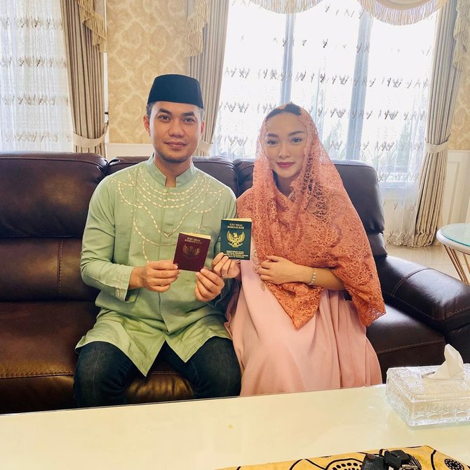 zaskia gotik dan sirajuddin pamer buku nikah