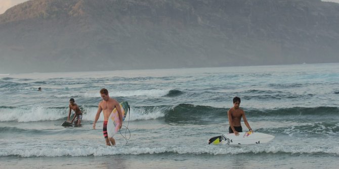 Mulai Stres Tinggal di Rumah, Turis di Badung Minta Pantai Dibuka buat Surfing