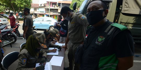 Petugas Berikan Sanksi Pelanggar PSBB di Jakarta