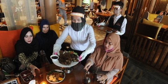 Rumah Makan di Bogor Siap Sambut New Normal, Pramusaji Kenakan APD Lengkap
