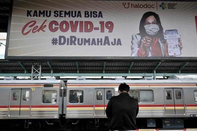 penumpang krl di stasiun manggarai