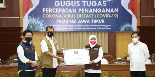 Menkes & Ketua Gugus Tugas Serahkan Bantuan APD dan Alkes kepada Pemprov Jatim