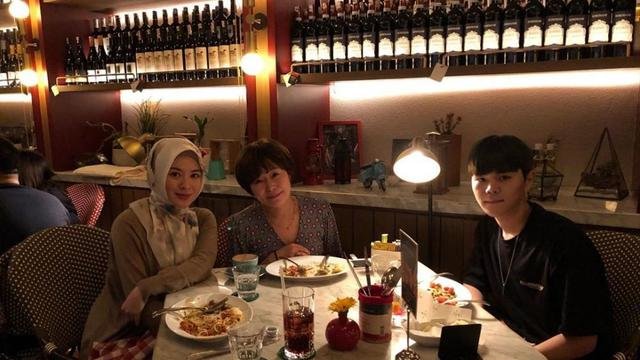 bak kakak adik ini 7 momen kebersamaan ayana moon dan ibunda