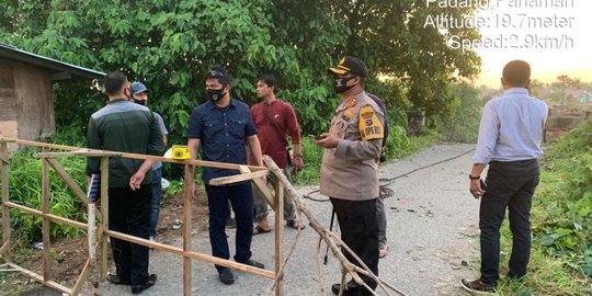 Tinjau Lokasi Jembatan Sikabu Runtuh, Kapolres Padang Pariaman Evakuasi Korban