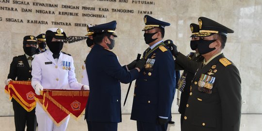 Panglima TNI Anugerahi Tanda Kehormatan Bintang Dharma kepada Kasal dan Kasau