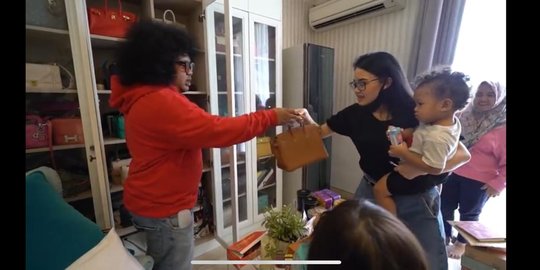 Wow, Raffi Ahmad dan Nagita Beri Babe Cabita Sepatu dari Italia & Tas Hermes