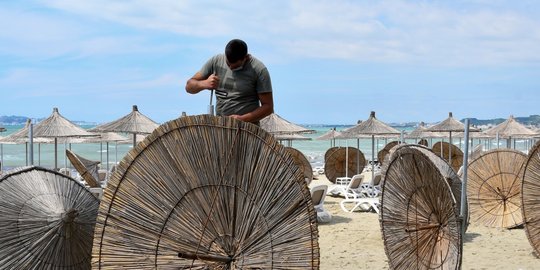 Intip Persiapan Pantai di Albania Sambut Kembali Wisatawan