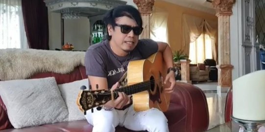 Lepas Kacamata Hitam, Ini 6 Potret Ian Kasela yang Bikin Pangling