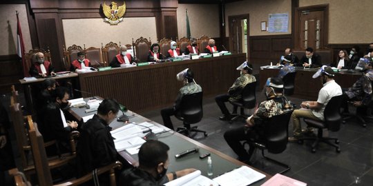 Sidang Perdana Kasus Jiwasraya, Terdakwa Kenakan Masker dan Face Shield