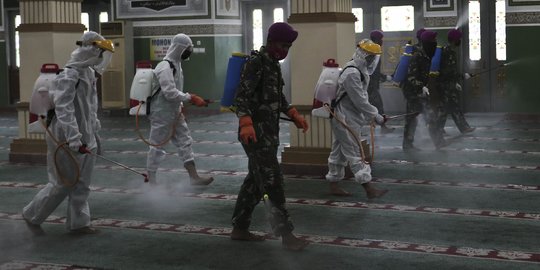 Penyemprotan Disinfektan di Masjid Al-Azhar