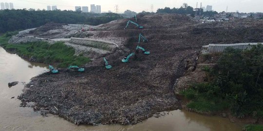 Sampah TPA Cipeucang Genangi Sungai Cisadane